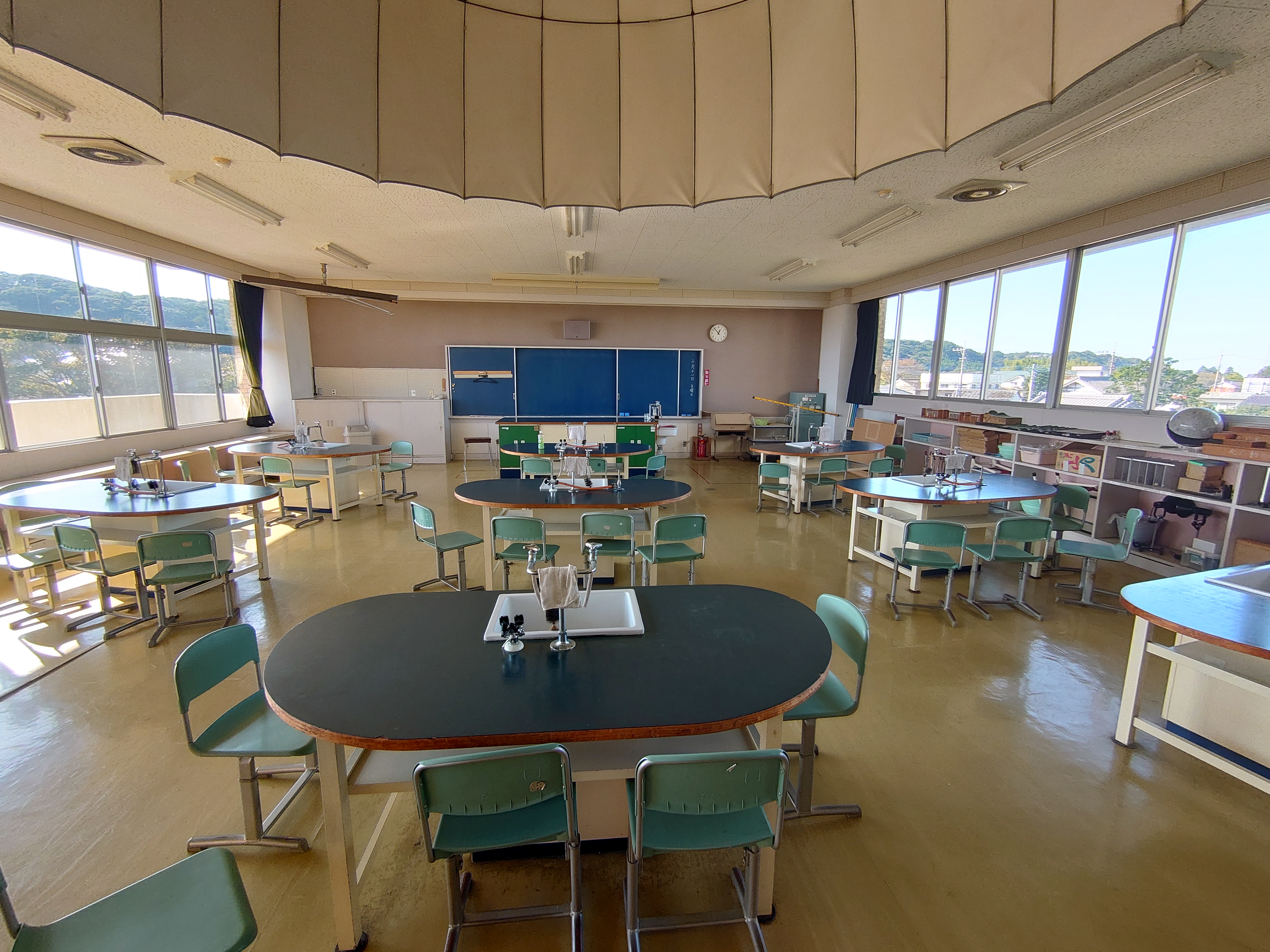 実際のワークショップ開催風景 - 参加者が円形実験台で体験型学習を行っている様子