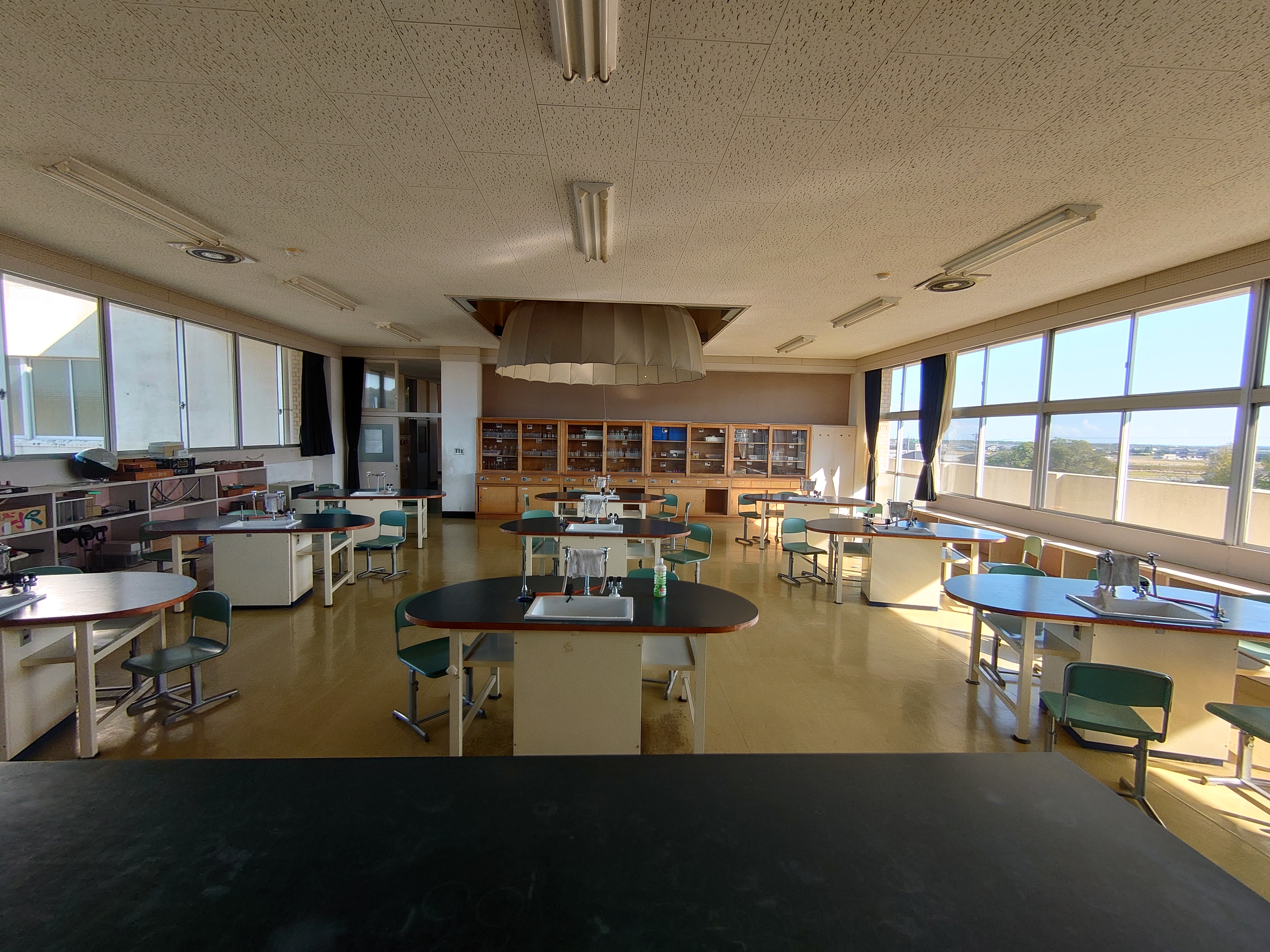 明るく開放的な理科室 - 大きな窓と充実した実験設備、プロジェクター完備