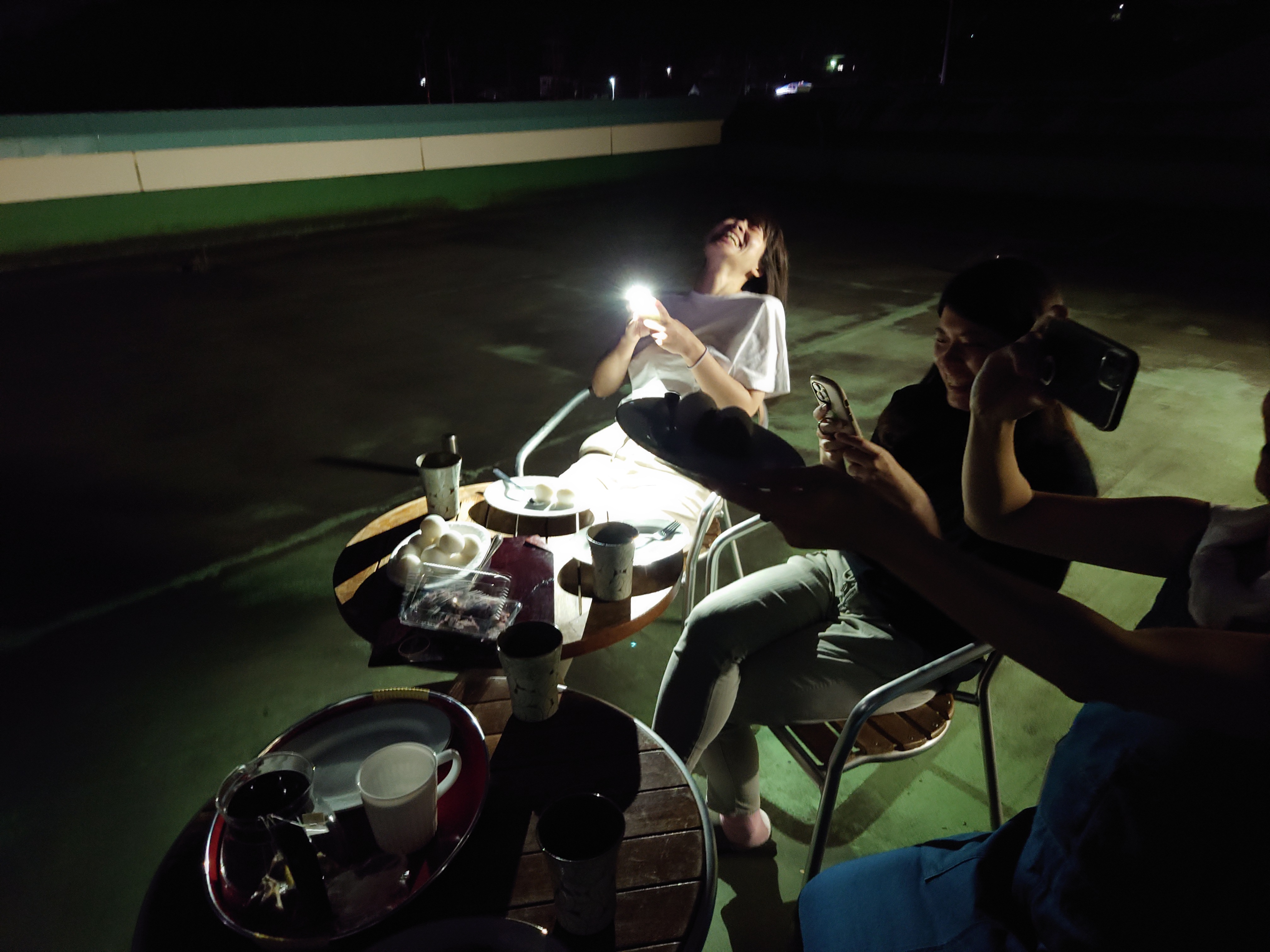 屋上での会話タイム - テーブルを囲んでの特別なひととき