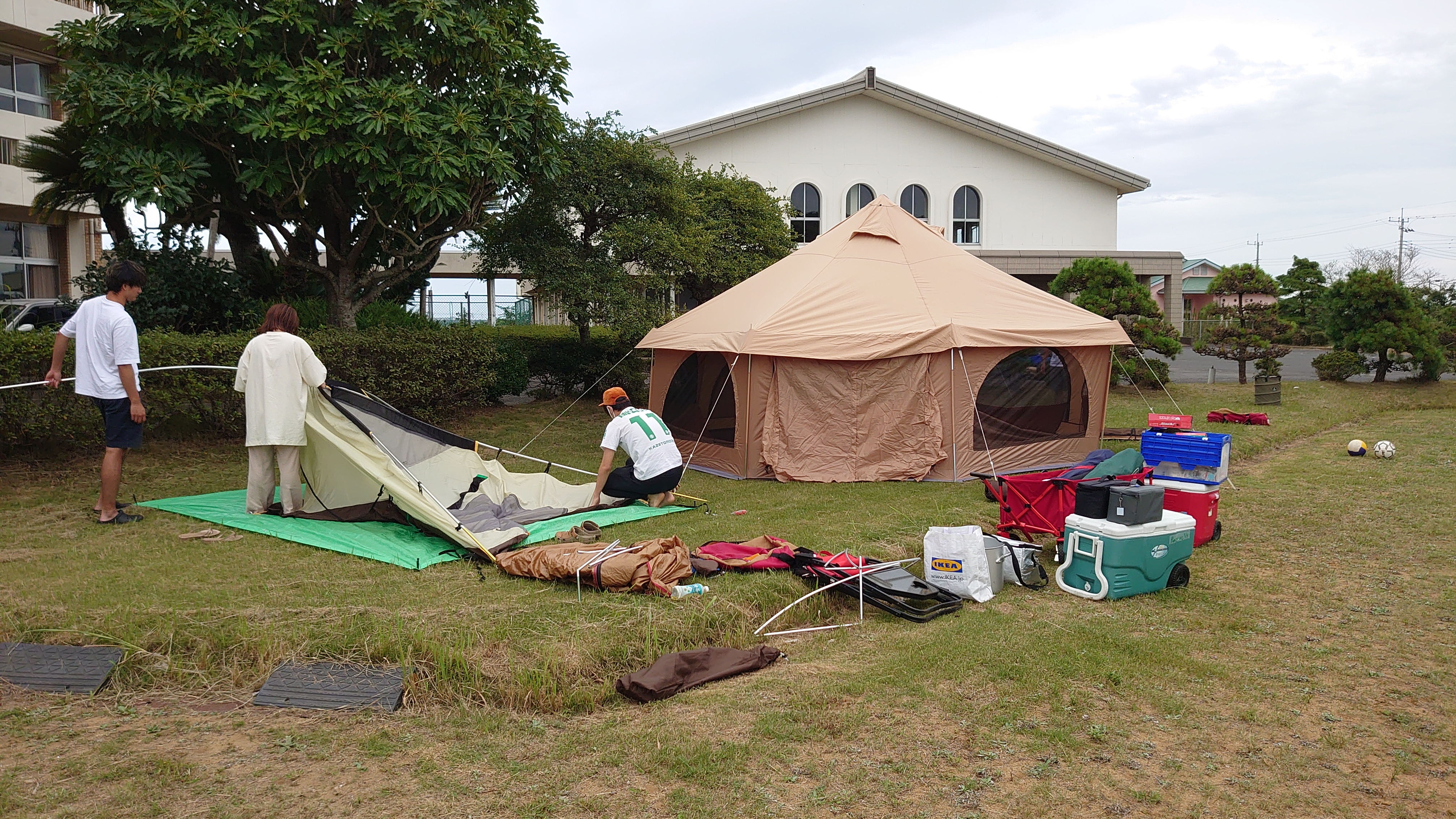キャンプ設営作業 - 大型テントとタープの本格的なキャンプ設営