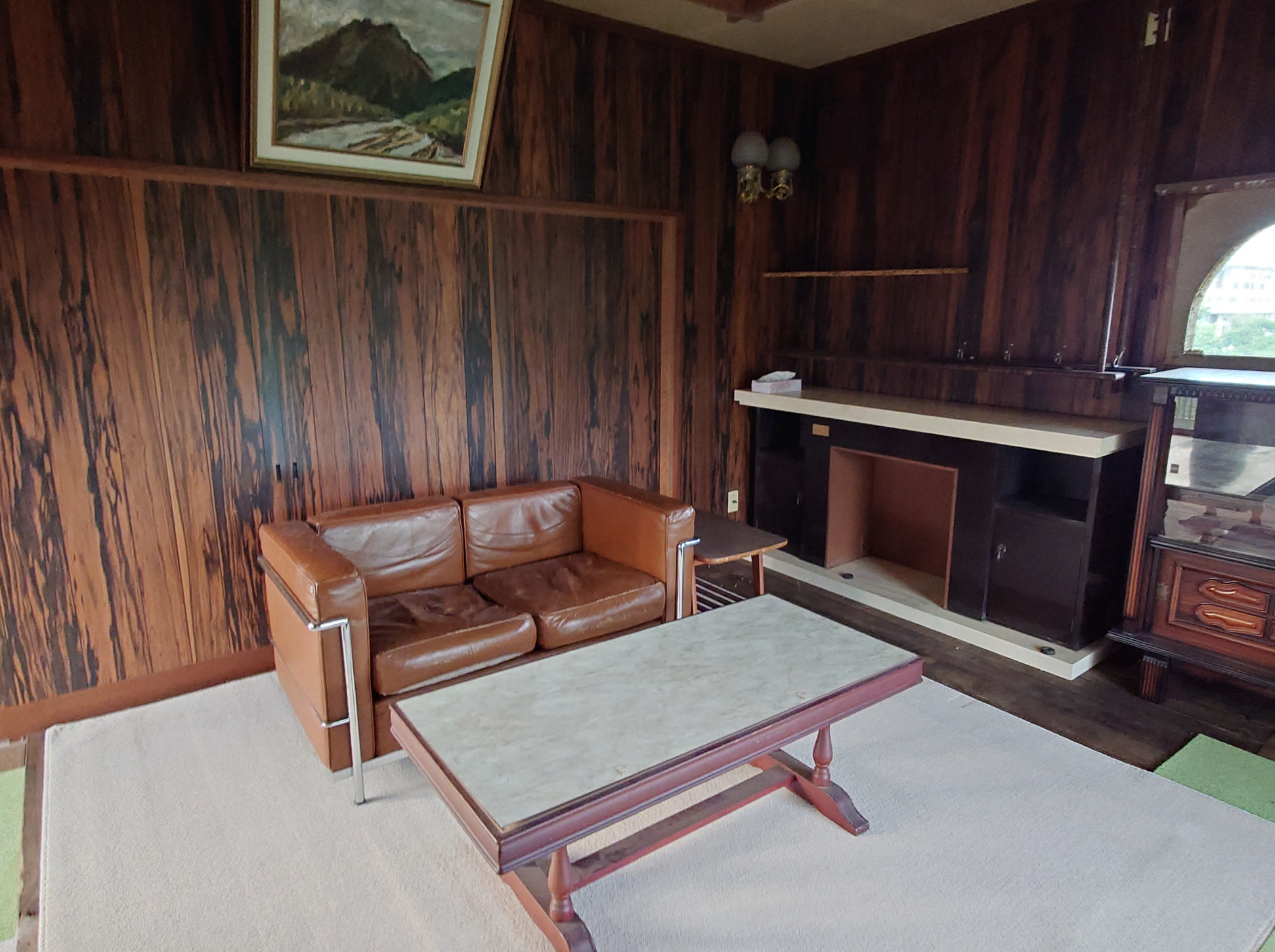 木の壁・リビングエリア