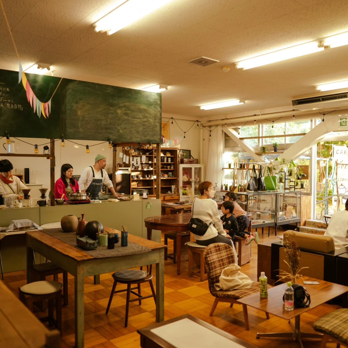 カフェ「キッサテンホケンシツ」の内部