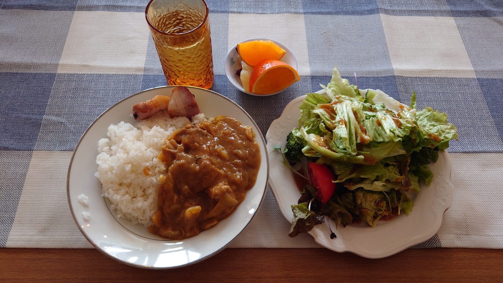 スパイスカレーとサラダ、ドリンクのランチプレート