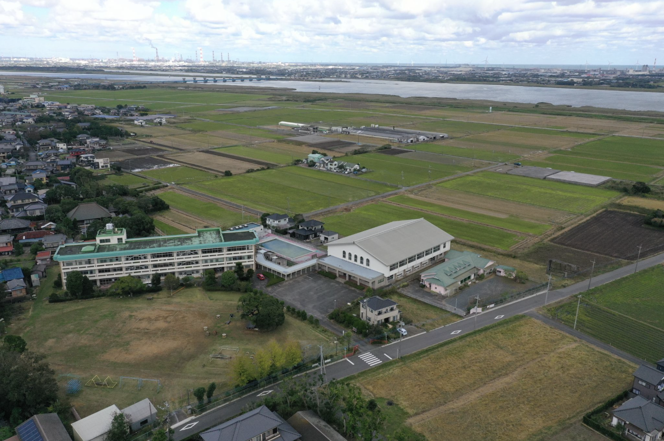 オライ不動産の店舗やandayaの施設内の写真コラージュ