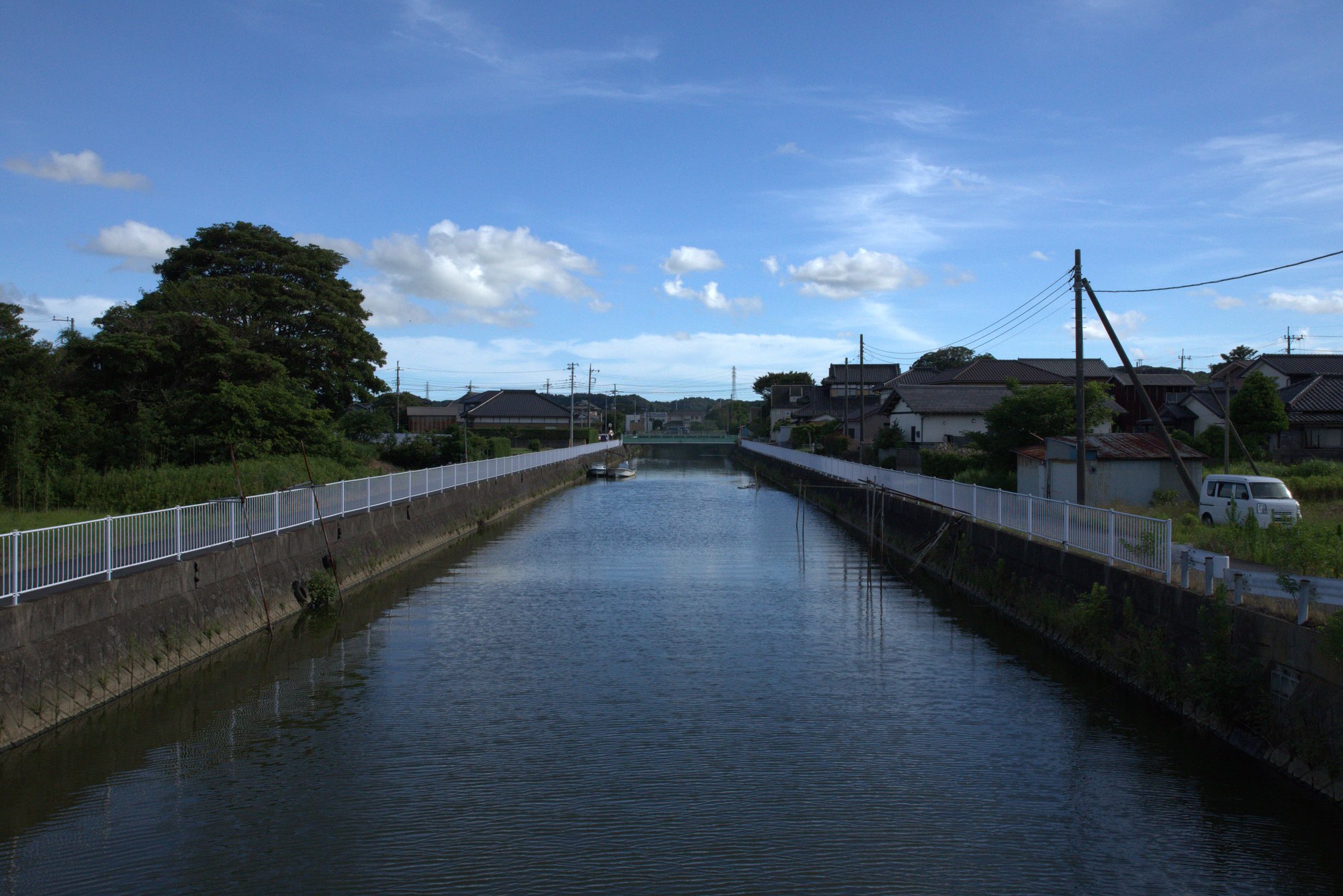 水路沿いの道｜東庄町の風景