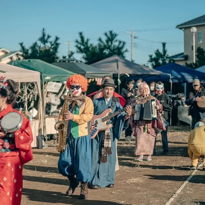 TO KNOW SHOWイベントの賑わい - 校庭に集まる出店者と来場者の様子