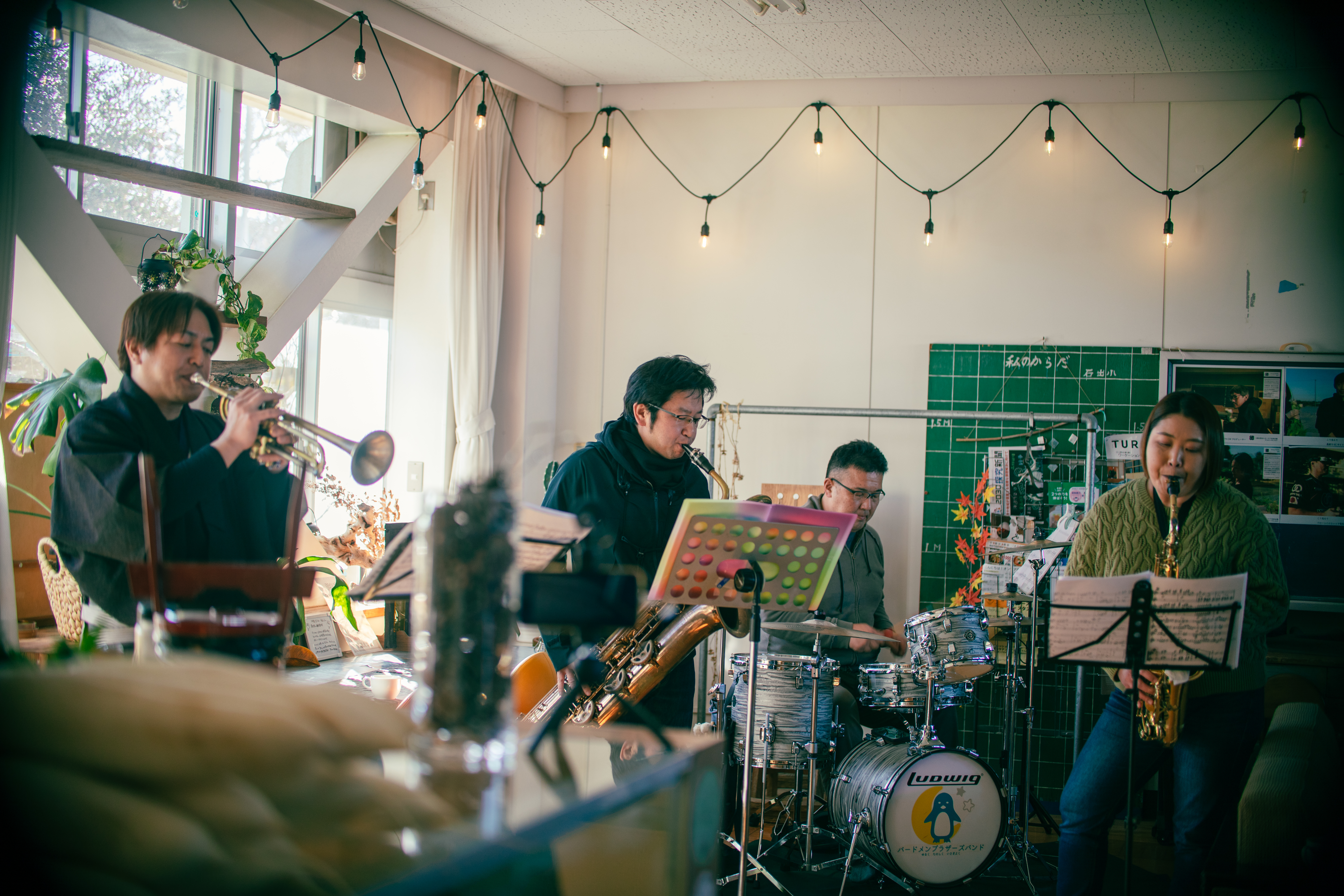 トゥーノーイシデショウでの様々な活動風景を写したコラージュ写真