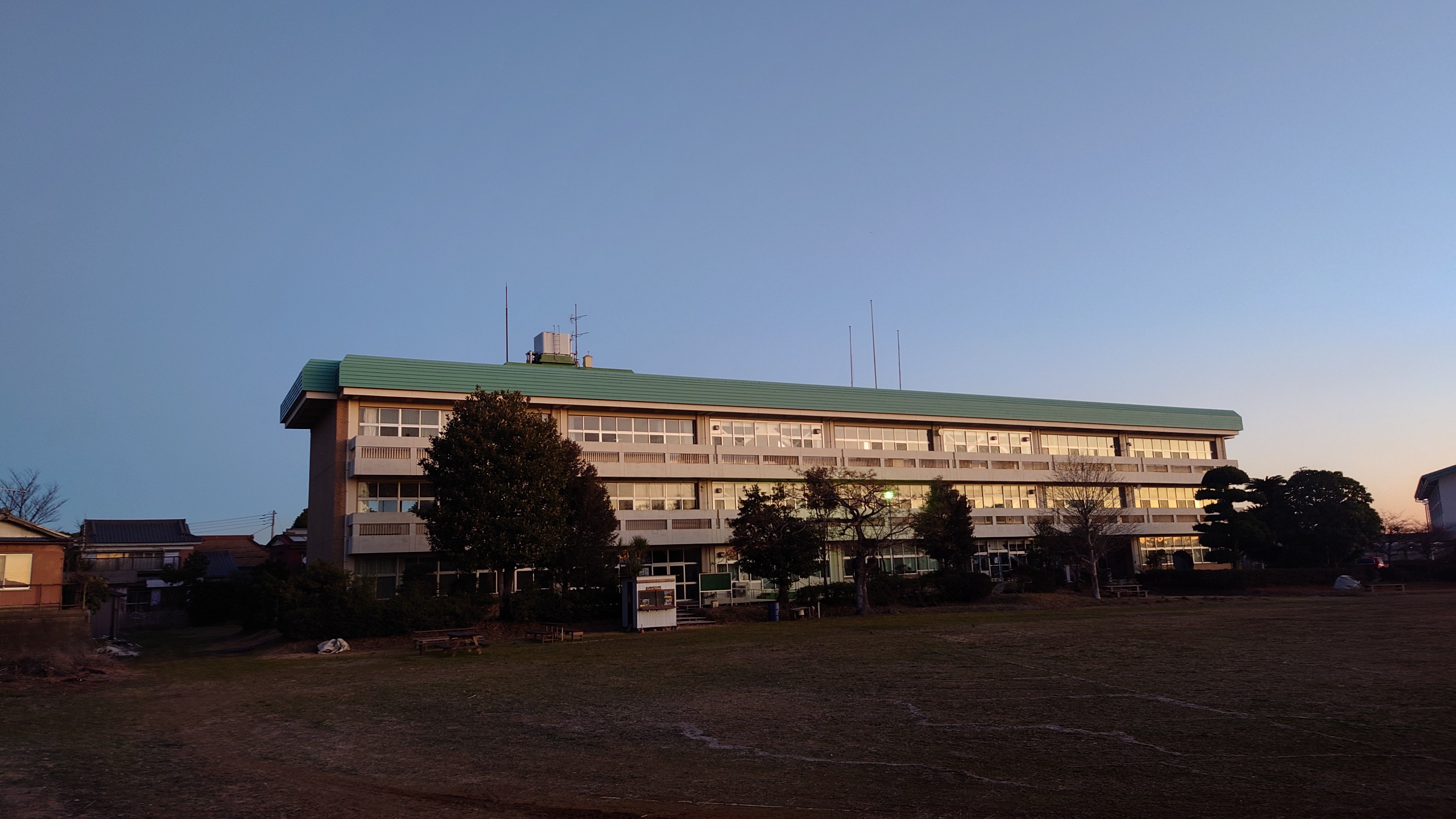 東庄町の青空を背景にしたトゥーノーイシデショウの建物